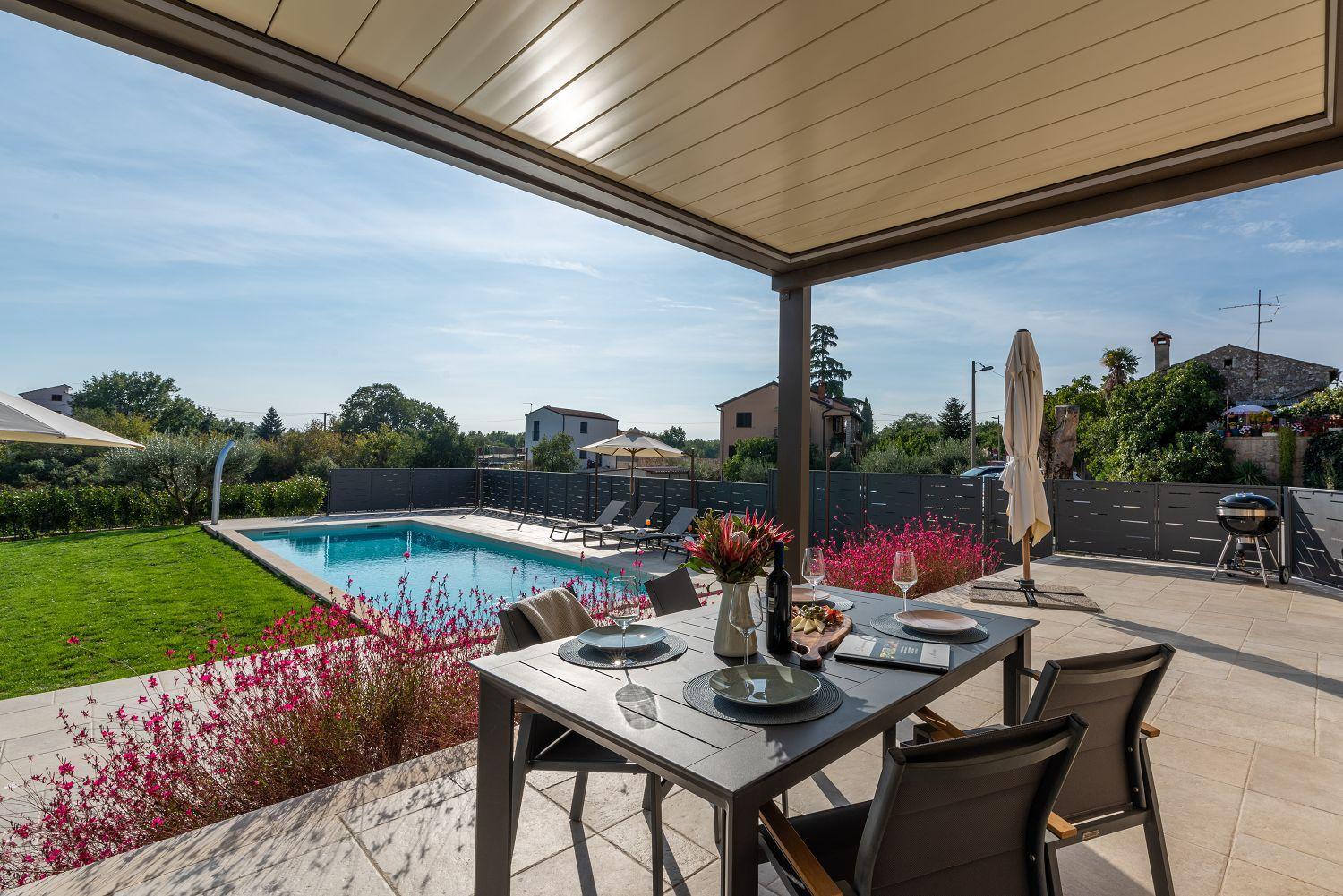 Atemberaubende Steinvila mit privatem Salzwasserpool mit bekannter Taverne ums Eck, Bild 2